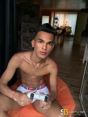 Gay Escort Igor 25yr - licking