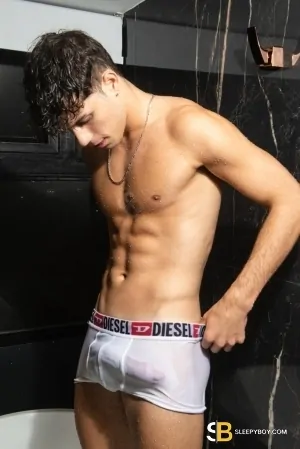 Gay Escort Lucasxxl 22yr - licking
