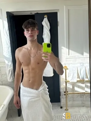 Gay Escort Lucasxxl 22yr - role