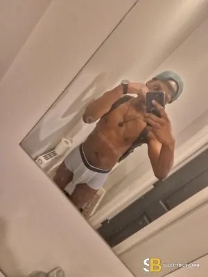 Gay Escort Dereck 31yr - shaving