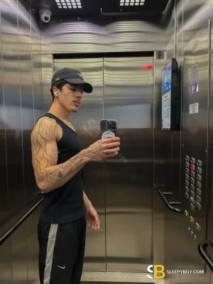 Gay Escort Marcello 22yr - licking