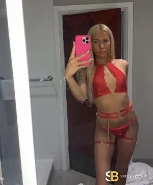 Bisexual Escort Kiera 18yr - licking