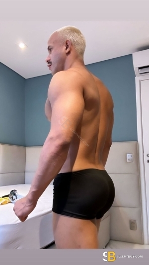 Bisexual Escort Marcello 27yr - licking