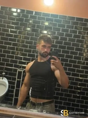 Gay Escort Max 22yr - role