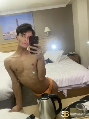 Gay Escort Robin 19yr - trios
