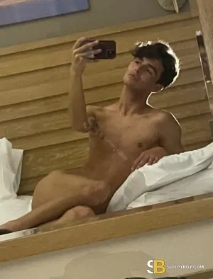 Gay Escort Robin 19yr - gangbang