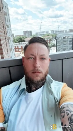Gay Escort James 38yr - licking