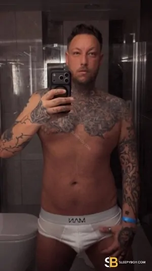 Gay Escort James 38yr - licking