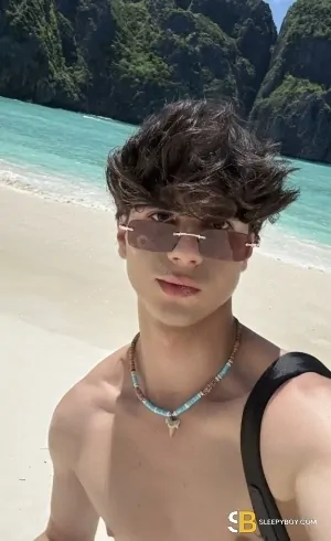 Bisexual Escort Gustavo 20yr - sucking