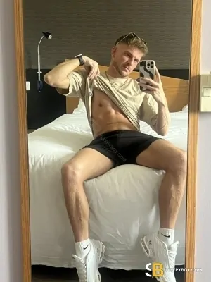 Gay Escort Ian 33yr - licking