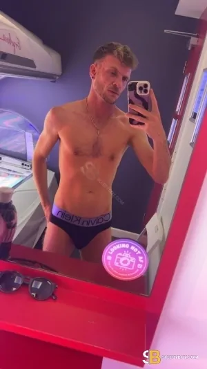 Gay Escort Ian 33yr - licking