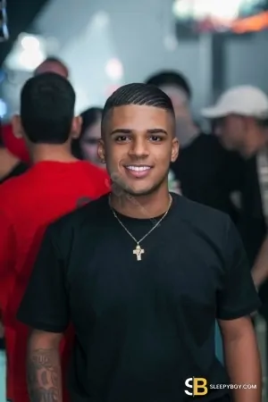 Gay Escort Victor 23yr - role