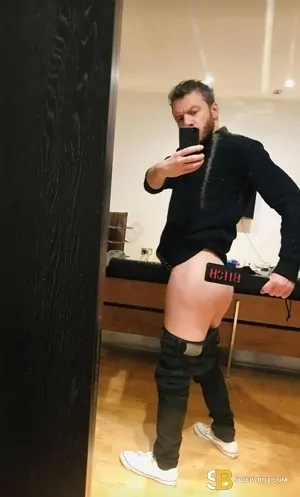 Gay Escort Theo 38yr - exhibitionist