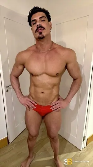 Bisexual Escort Gustavo Müller 30yr - cum on body