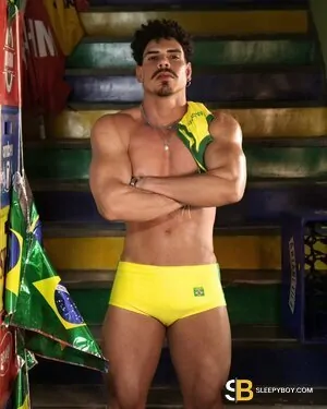 Bisexual Escort Gustavo Müller 30yr - shaving
