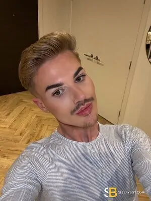 Gay Escort Jamie 19yr - licking