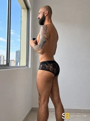 Gay Escort Eli 37yr - licking