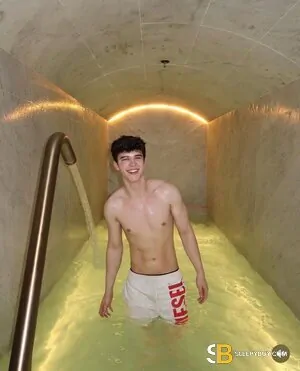 Gay Escort Leo 22yr - licking