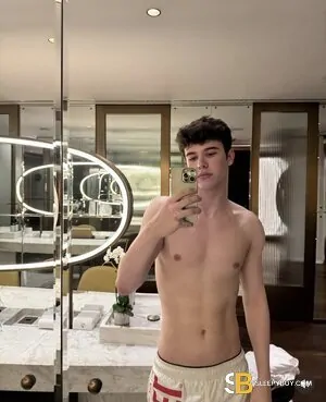 Gay Escort Leo 22yr - licking